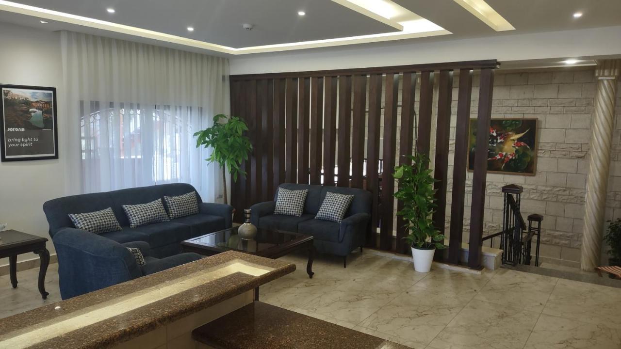 Hotel Black Iris